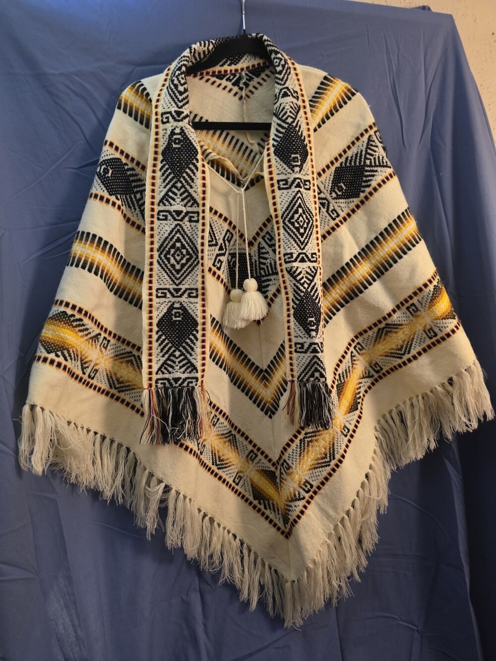 Vinrage Boho Tejidos Artesanias Poncho 100% Wool Ecuador Southwest Aztec Fringe